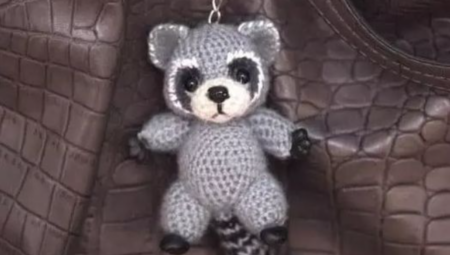 RACOON KEYCHAIN AMIGURUMI FREE PATTERN