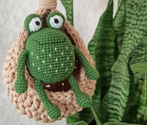 CUTE LITTLE FROG AMIGURUMI FREE KNITTING PATTERN