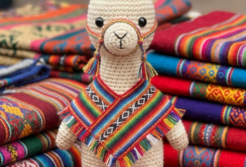 Charming Amigurumi Llama: Free Crochet Pattern with a Colorful Poncho